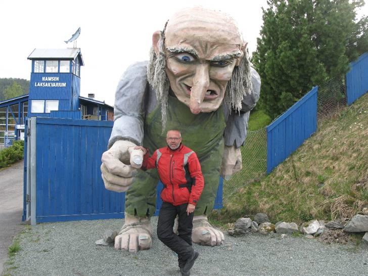 Norge Klanen indtager Polarcirklen - Namsen Lakseakvarium...... bevogtes af en trold i over size, som ser mere farlig ud end han er! billede 27
