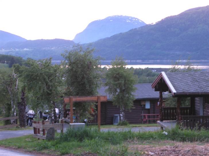 Norge Klanen indtager Polarcirklen - Hytter ved Åndalsnes fotograferet kl. 23 uden blitz. Mørket kom aldrig, så det var til tider svært at finde sengen i passende tid. billede 32