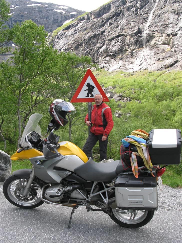 Norge Klanen indtager Polarcirklen - Det er trolden til venstre. Indgangen til Trollstigen, altid et besøg værd (-; billede 33