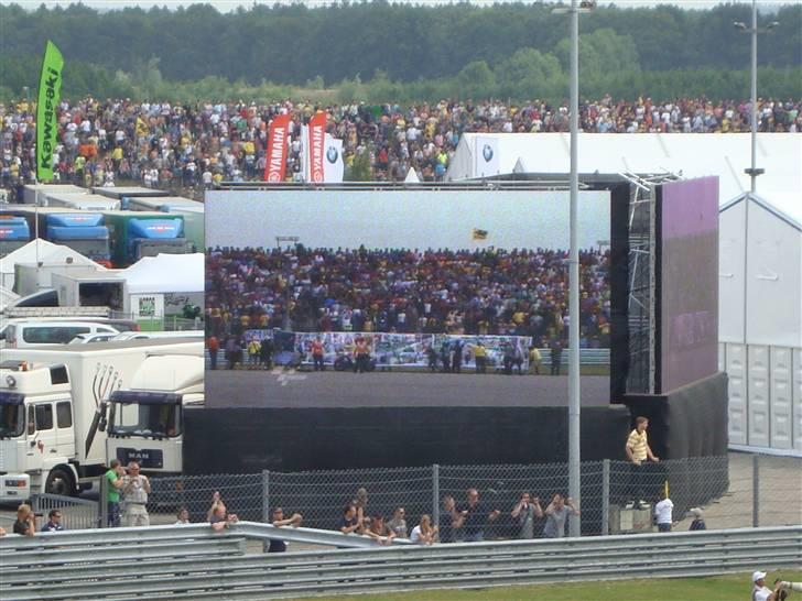 MotoGP TT Assen - Rossi rullede et kæmper banner ud, med billeder af alle hans sejre fra nummer 1 til 99 - tror det var noget fanklubben havde fået lavet billede 126