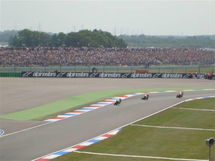 MotoGP TT Assen - Stoner tog starten, men rossi kom hurtig op som nummer 1 og blev der resten af løbet ;-) billede 103
