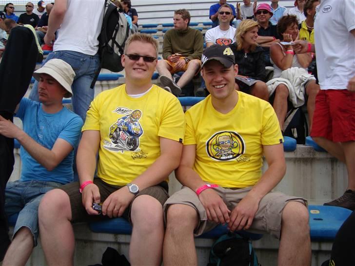 MotoGP TT Assen - Så blev det løbsdag, og vi var selvfølgelige nede og smide lidt penge efter en T-shirt i de rigtige farver ;-) billede 73