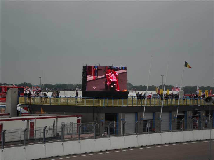MotoGP TT Assen - Jeg tror da ikke mine egne øjne! Skubber de hvirkelig rundt med en Ducati? - Hehe billede 49