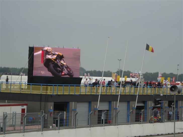 MotoGP TT Assen - Der var gode muligheder for at følge med på resten af banen på storskærmene billede 46