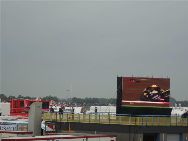 MotoGP TT Assen - Der var gode muligheder for at følge med på resten af banen på storskærmene billede 45
