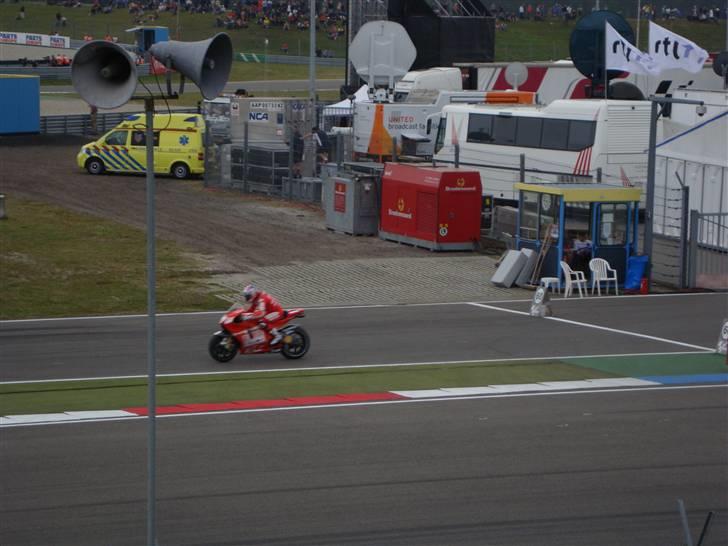 MotoGP TT Assen - Selv i pit udkørslen var de svære at fange med kameraet billede 35