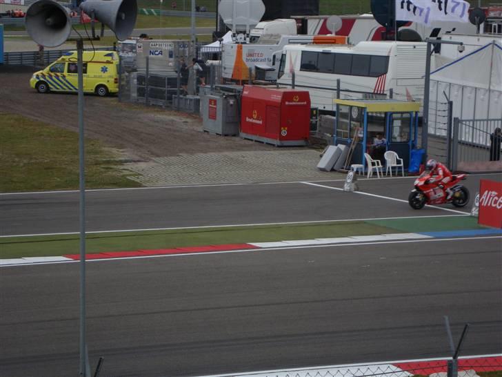 MotoGP TT Assen - Selv i pit udkørslen var de svære at fange med kameraet billede 34