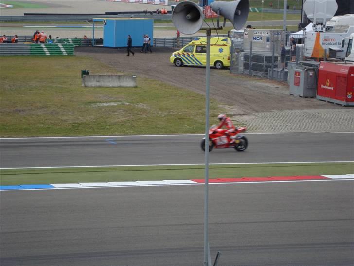 MotoGP TT Assen - Selv i pit udkørslen var de svære at fange med kameraet billede 33