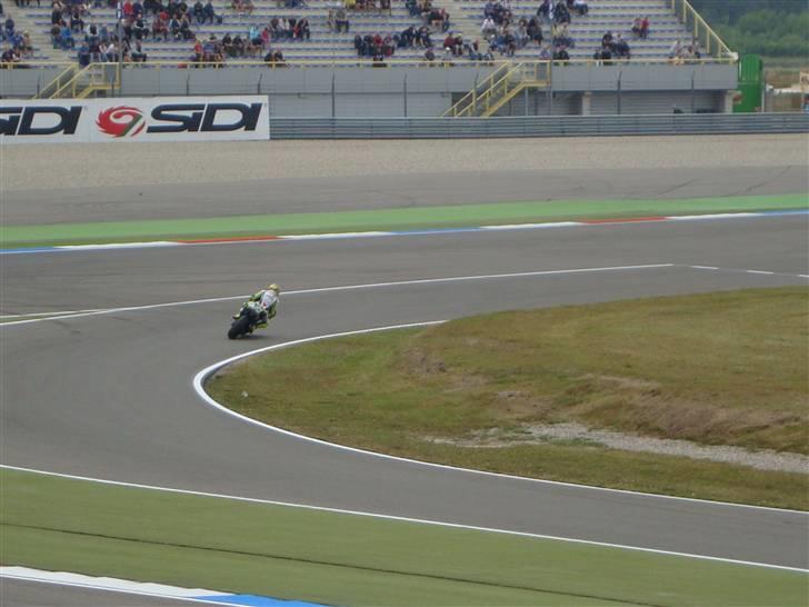 MotoGP TT Assen - Selv i pit udkørslen var de svære at fange med kameraet billede 32