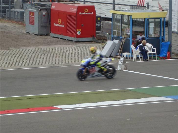 MotoGP TT Assen - Selv i pit udkørslen var de svære at fange med kameraet billede 31
