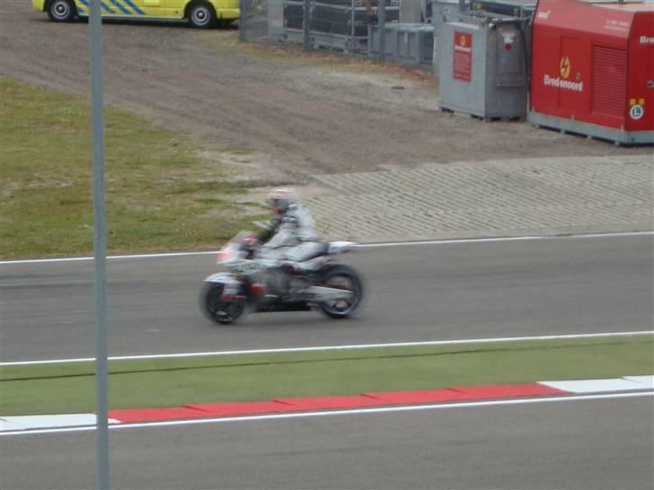 MotoGP TT Assen - Selv i pit udkørslen var de svære at fange med kameraet billede 30