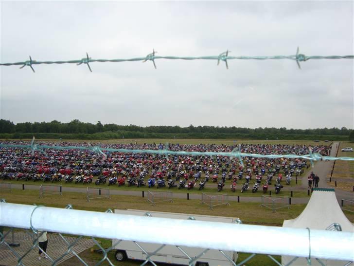 MotoGP TT Assen - Her er ca. 1/4 af p-pladsen fyldt op! Der var omkring 80.000 motorcykler på løbsdagen billede 29