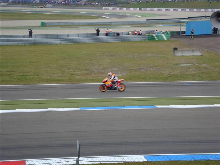 MotoGP TT Assen - Selv i pit udkørslen var de svære at fange med kameraet billede 28