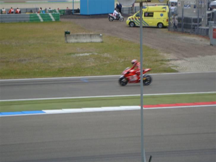 MotoGP TT Assen - Selv i pit udkørslen var de svære at fange med kameraet billede 27