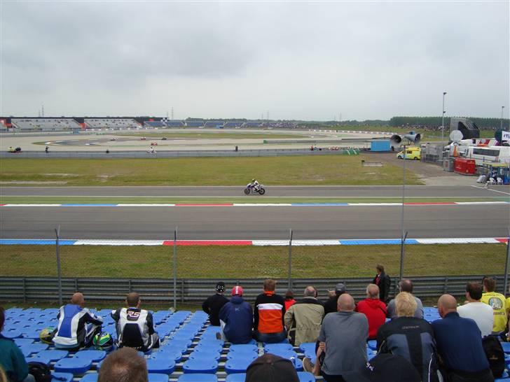 MotoGP TT Assen - Selv i pit udkørslen var de svære at fange med kameraet billede 26