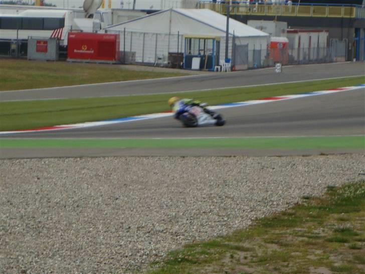 MotoGP TT Assen - Så kom de ellers larmende der ned af, her for enden af langsiden, hvor de bremser ned fra ca. 320 billede 25