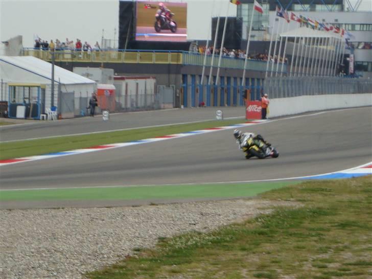 MotoGP TT Assen - Så kom de ellers larmende der ned af, her for enden af langsiden, hvor de bremser ned fra ca. 320 billede 24