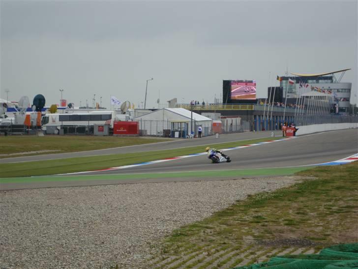 MotoGP TT Assen - Så kom de ellers larmende der ned af, her for enden af langsiden, hvor de bremser ned fra ca. 320 billede 23