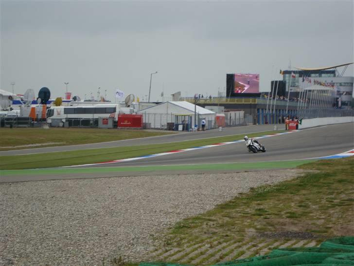 MotoGP TT Assen - Så kom de ellers larmende der ned af, her for enden af langsiden, hvor de bremser ned fra ca. 320 billede 22