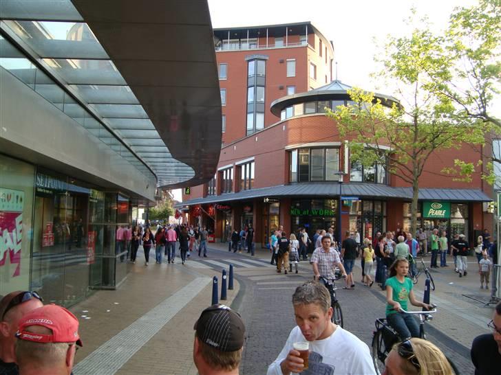 MotoGP TT Assen - Torsdag aften inde i Assen, der er virkelig leben... billede 7