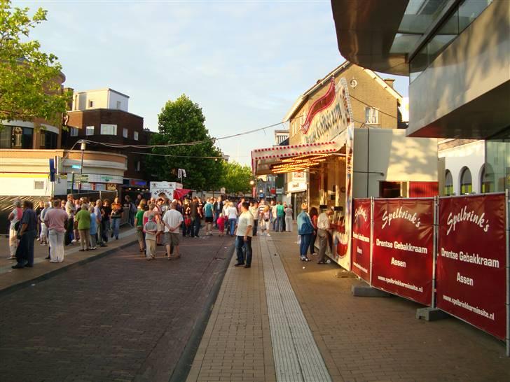 MotoGP TT Assen - Torsdag aften inde i Assen, der er virkelig leben... billede 6