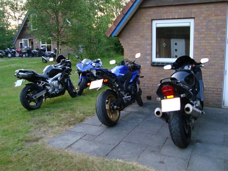 MotoGP TT Assen - Vores roomies og hytten i baggrunden billede 5