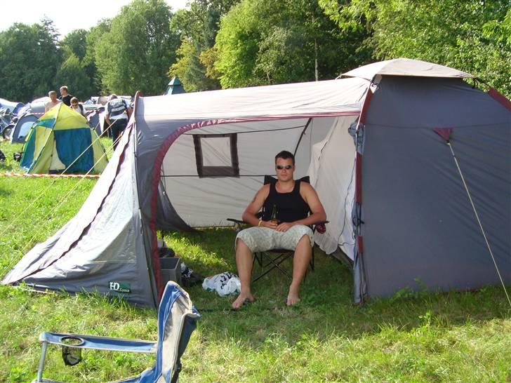 Thy træf 09 - Men op kom han da igen... Døde dog igen ved en 9 tiden med en enorm skaldpine, nok lidt dehydrering - fatter der bare ikke, vi lavede ikke andet fra kl halv 10 om formiddagen end at drikke;-) billede 11