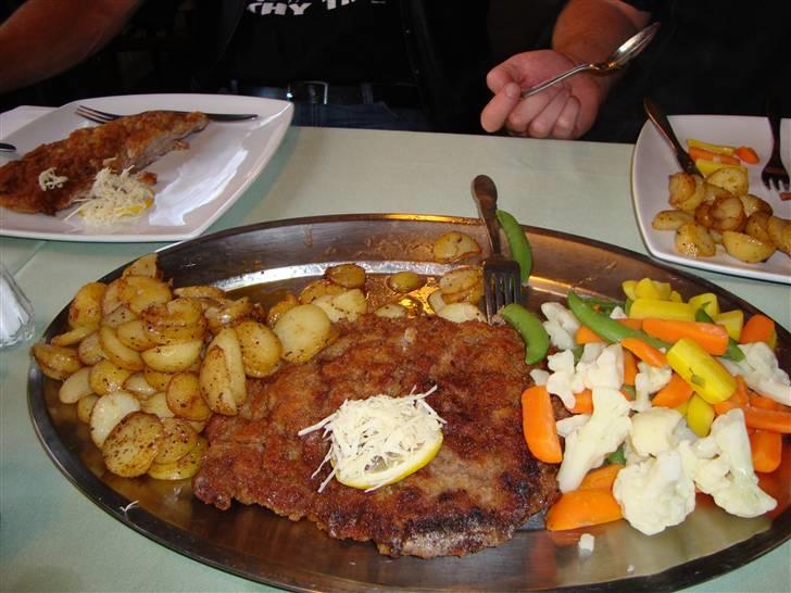 Thy træf 09 - Da der ikke rigtig er noget der har åben på træffet om torsdagen, tog vi ind til en eller anden lille by og gik den lokale kro og fik en ordentlig omgang mad. Det fad her er til 2 mand... billede 6