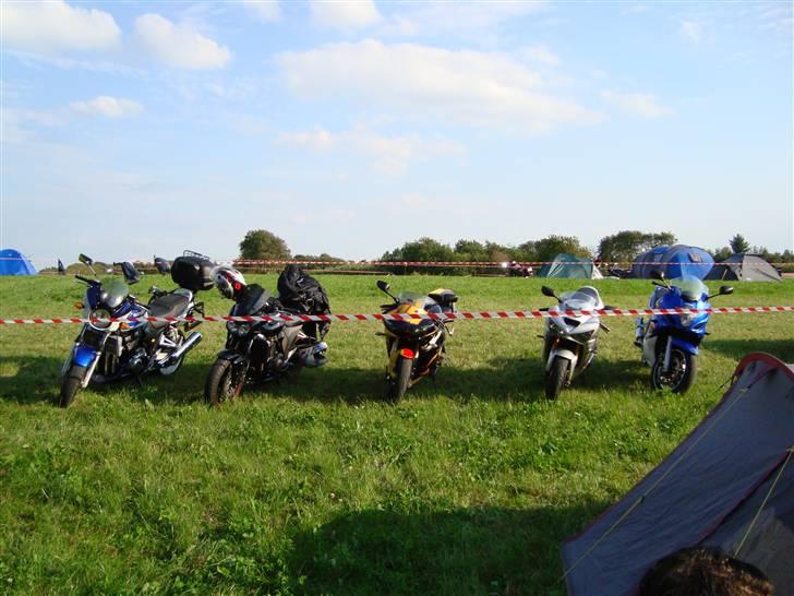 Thy træf 09 - Torsdag eftermiddag blev cyklerne parkeret og teltene slået op billede 1