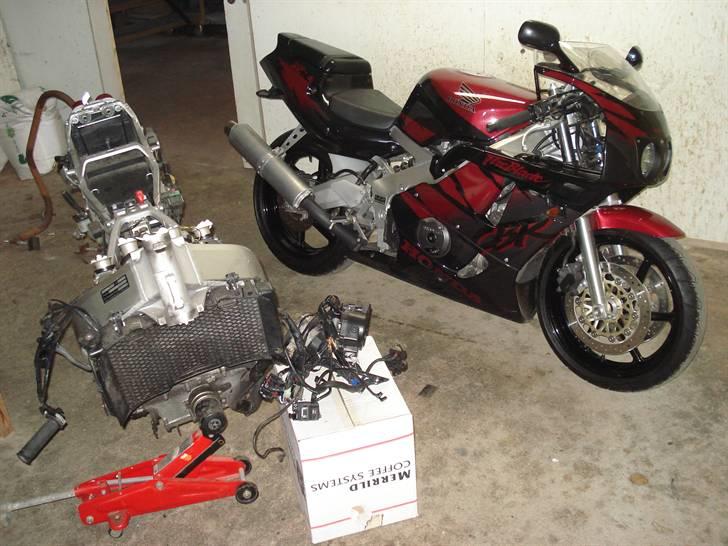 Genopbyg af honda cbr 400 rr Fireblade efter styrt i 06   - Reservedels cyklen lige trillet ind, har lige afmonteret de dårlige dele på den smadrede cykel billede 2