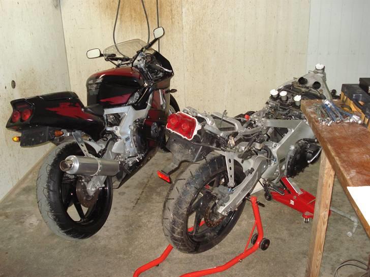 Genopbyg af honda cbr 400 rr Fireblade efter styrt i 06   - Reservedels cyklen lige trillet ind, har lige afmonteret de dårlige dele på den smadrede cykel billede 1