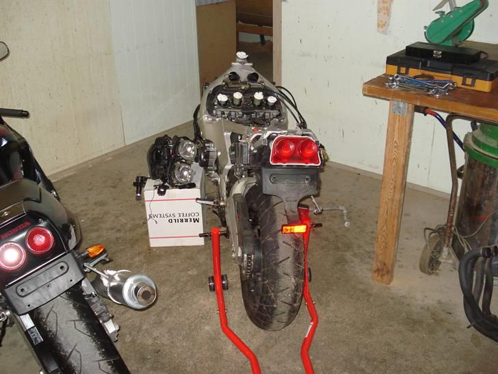 Genopbyg af honda cbr 400 rr Fireblade efter styrt i 06   - Side om side, reservedels cyklen er ved at blive strippet for stumper billede 3
