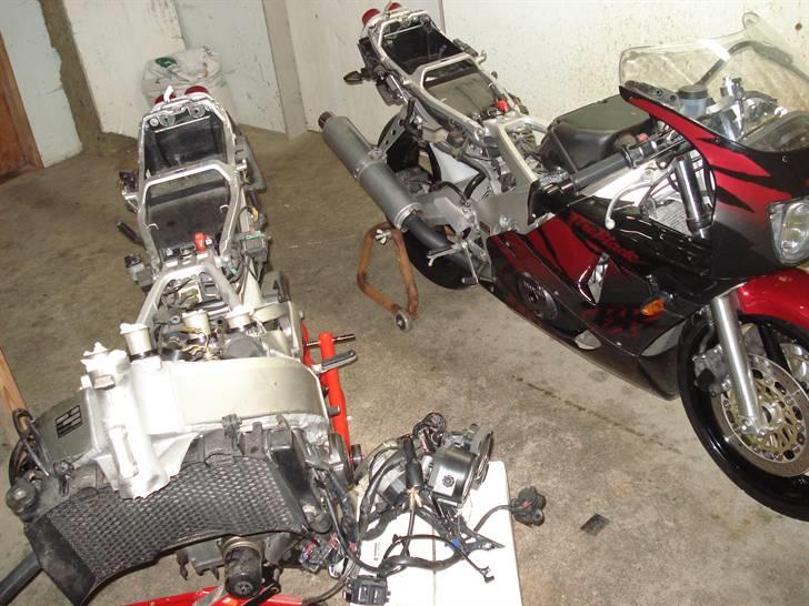 Genopbyg af honda cbr 400 rr Fireblade efter styrt i 06   - Side om side, reservedels cyklen er ved at blive strippet for stumper billede 4