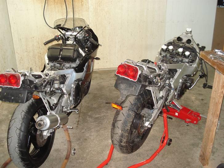 Genopbyg af honda cbr 400 rr Fireblade efter styrt i 06   - Side om side, reservedels cyklen er ved at blive strippet for stumper billede 5