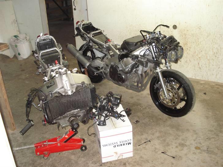 Genopbyg af honda cbr 400 rr Fireblade efter styrt i 06   - Side om side, reservedels cyklen er ved at blive strippet for stumper billede 6