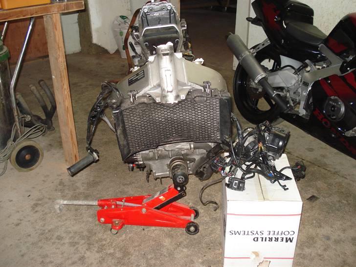 Genopbyg af honda cbr 400 rr Fireblade efter styrt i 06   - Resterne af den smadrede honda. billede 7