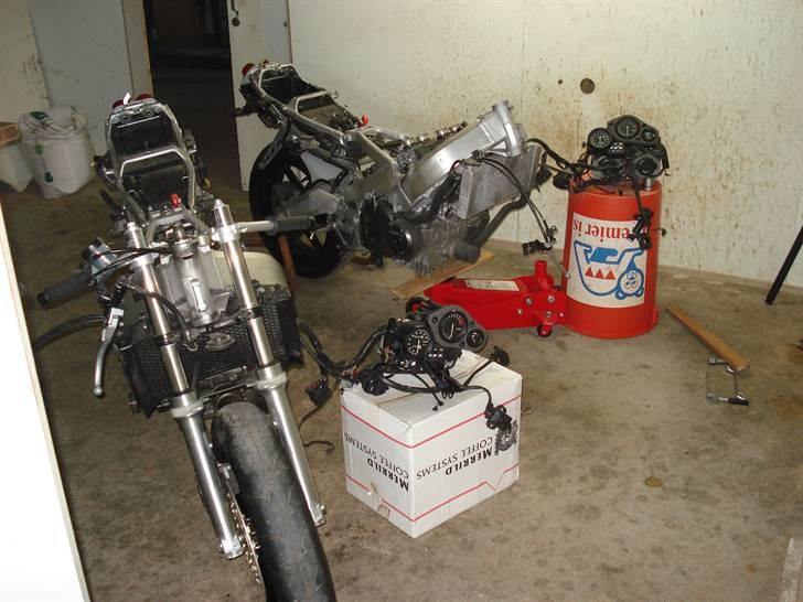 Genopbyg af honda cbr 400 rr Fireblade efter styrt i 06   - Ny forgaffel så småt monteret og justeret billede 8