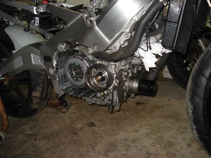 Genopbyg af honda cbr 400 rr Fireblade efter styrt i 06   - Koblingsdæksel afmonteret, mangler ny pakning fra england. den gamle dæksel var der slidt huld i efter ca 60 meters kurren på ru asfaldt. billede 10