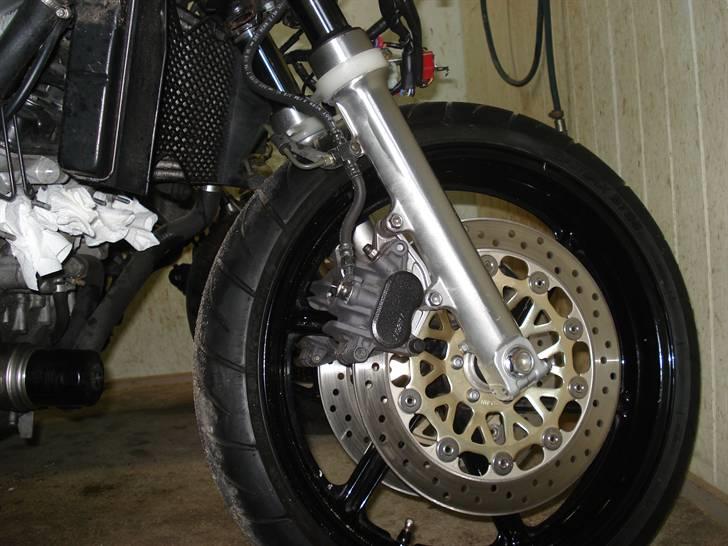 Genopbyg af honda cbr 400 rr Fireblade efter styrt i 06   - Nye skiver og dæk på forgaflen fra den ny.. samt en meget pænere 
fælg billede 11