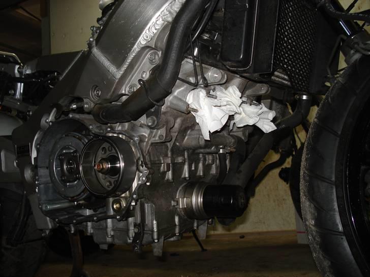 Genopbyg af honda cbr 400 rr Fireblade efter styrt i 06   - En anelse små ridser fra styrtet men ellers er stellet lissom nyt billede 12