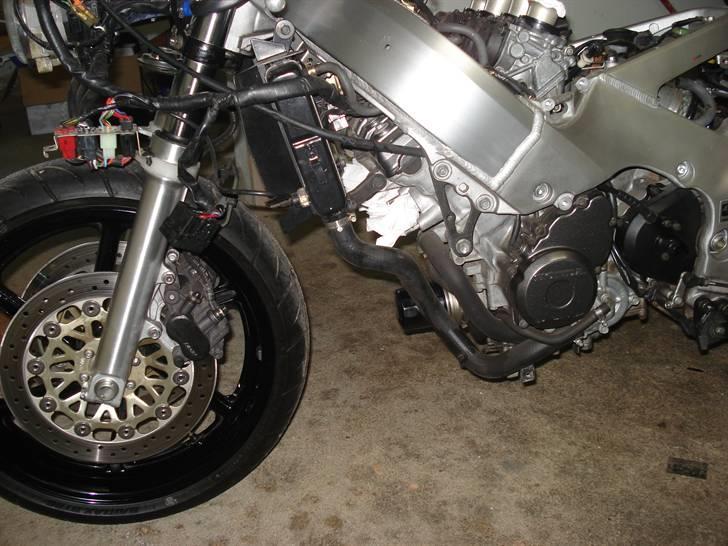 Genopbyg af honda cbr 400 rr Fireblade efter styrt i 06   - Ingen skrammer her efter styrtet, det er "kun"  højre side der har fået en ordtenlig tur samt forgaflen. billede 14
