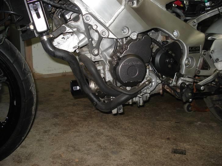 Genopbyg af honda cbr 400 rr Fireblade efter styrt i 06   - Ingen skrammer her efter styrtet, det er "kun"  højre side der har fået en ordtenlig tur samt forgaflen. billede 15