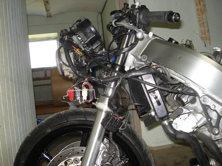 Genopbyg af honda cbr 400 rr Fireblade efter styrt i 06   - Fronten færdig monteret billede 16