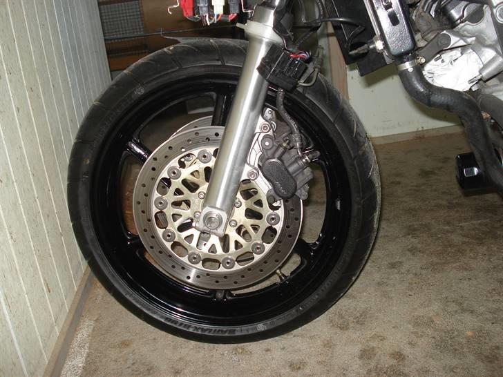 Genopbyg af honda cbr 400 rr Fireblade efter styrt i 06   - Det fine ny forhjul med ny skiver og bridgestone dæk. billede 17