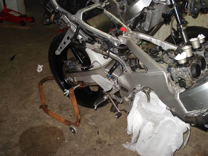 Genopbyg af honda cbr 400 rr Fireblade efter styrt i 06   - Det ny badhjul monteret. bremsesystem til baghjulet monteret. bremsepedal mm stykket sammen til en fra de 2 cykler.. billede 19