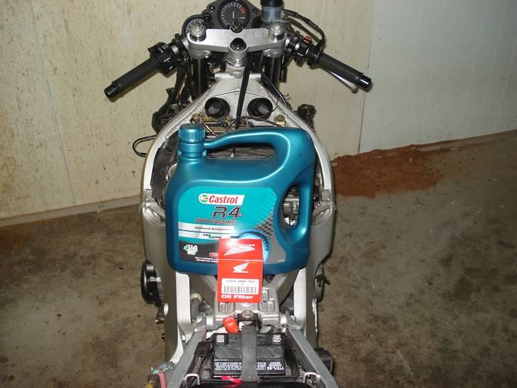 Genopbyg af honda cbr 400 rr Fireblade efter styrt i 06   - Nyt olie castrol r4 samt original honda filter. billede 20
