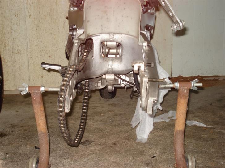 Genopbyg af honda cbr 400 rr Fireblade efter styrt i 06   - Det gamle baghjul afmonteret og klar til ombyt billede 21