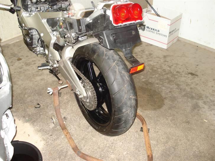 Genopbyg af honda cbr 400 rr Fireblade efter styrt i 06   - Det nye og meget pænere baghjul med nye bridgestone dæk monteret billede 22