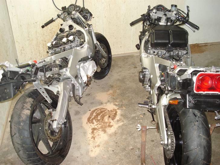 Genopbyg af honda cbr 400 rr Fireblade efter styrt i 06   - Det begynder at ligne en mc igen. billede 24