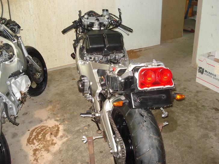 Genopbyg af honda cbr 400 rr Fireblade efter styrt i 06   - Små blink monteret og tilsluttet billede 25